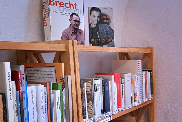 Bibliothek mit Büchern von Bertolt Brecht